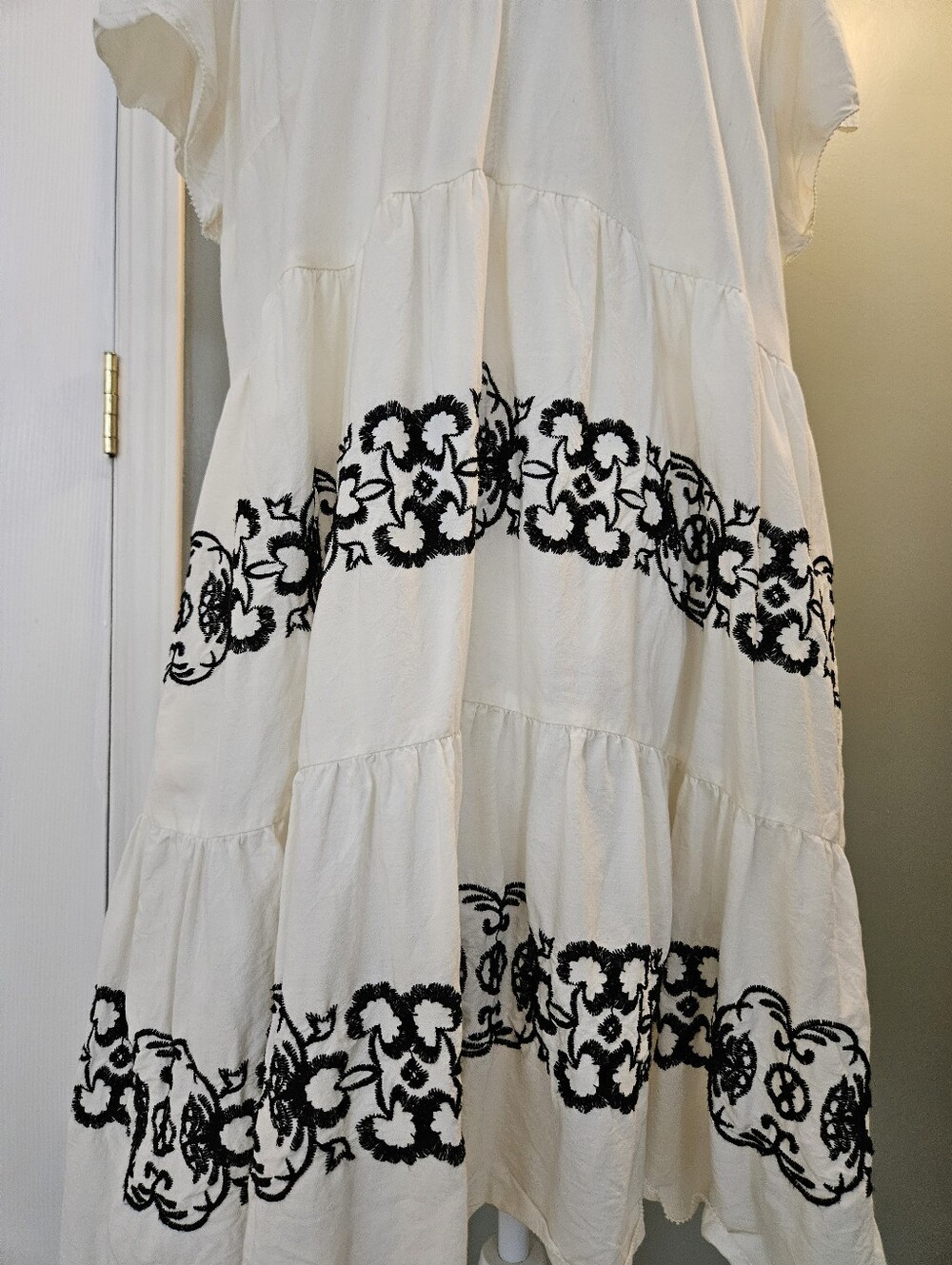 Old Navy Cream Midi Dress with Black Embroidered Floral Design Size XL Pockets - Picture 11 of 13